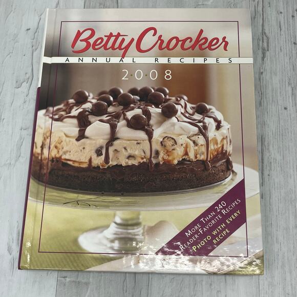 Betty Crocker Annual Recipes 2008 Hardcover Book Deserts Salads Dinners - Picture 1 of 4